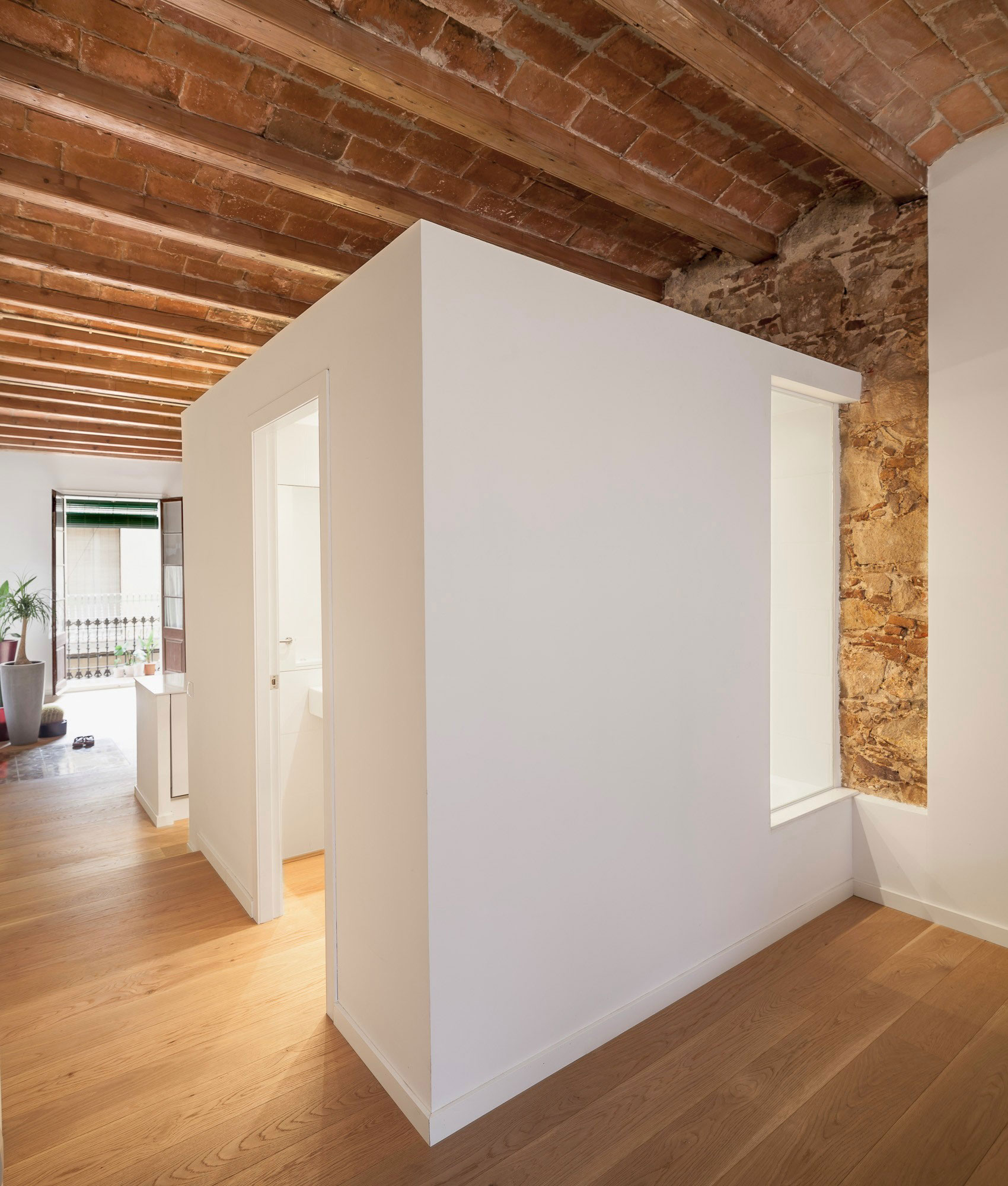 Renovation Apartment in Les Corts bathroom window